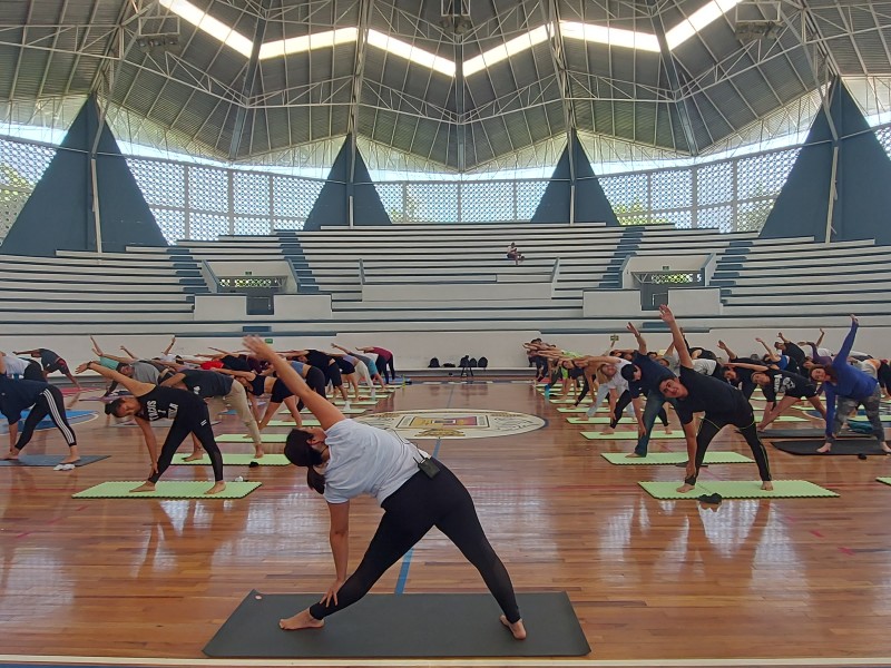 Yoga rescata de la ansiedad a estudiante universitaria