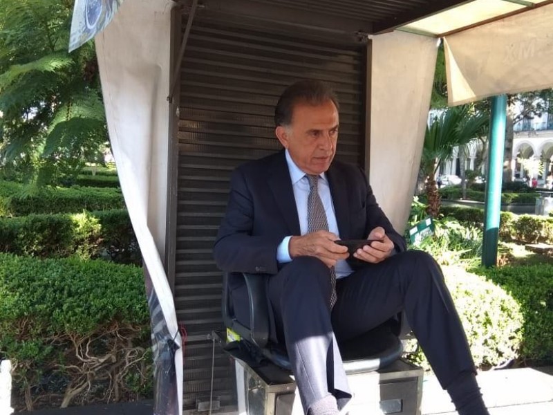 Yunes se bolea los zapatos ignorando desalojo