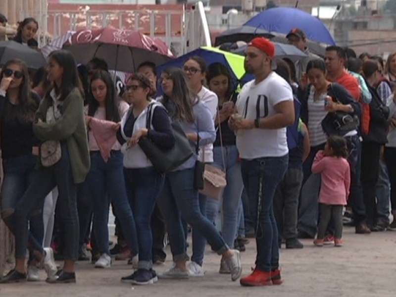 Zacatecanos madrugan para comprar boletos del palenque