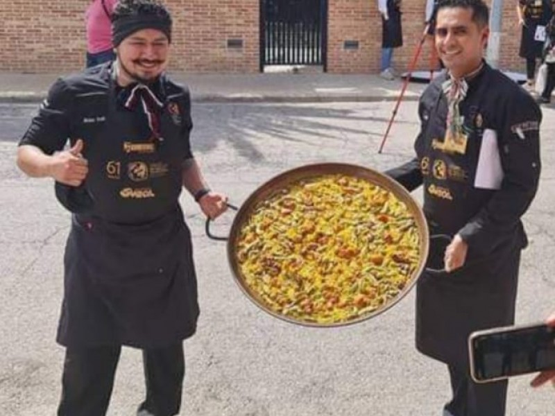 Zacatecanos preparan la mejor paella del mundo