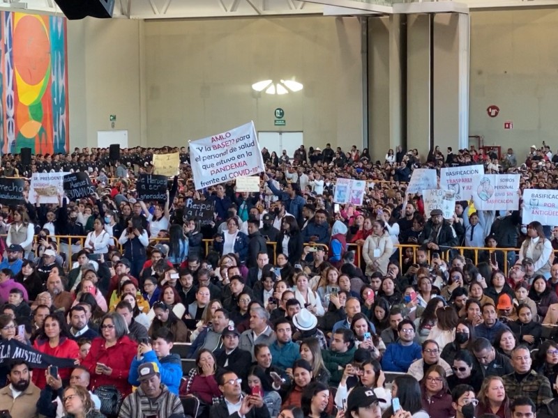 Zacatecas: AMLO es recibido entre manifestaciones. Asegura apoyo para infraestructura
