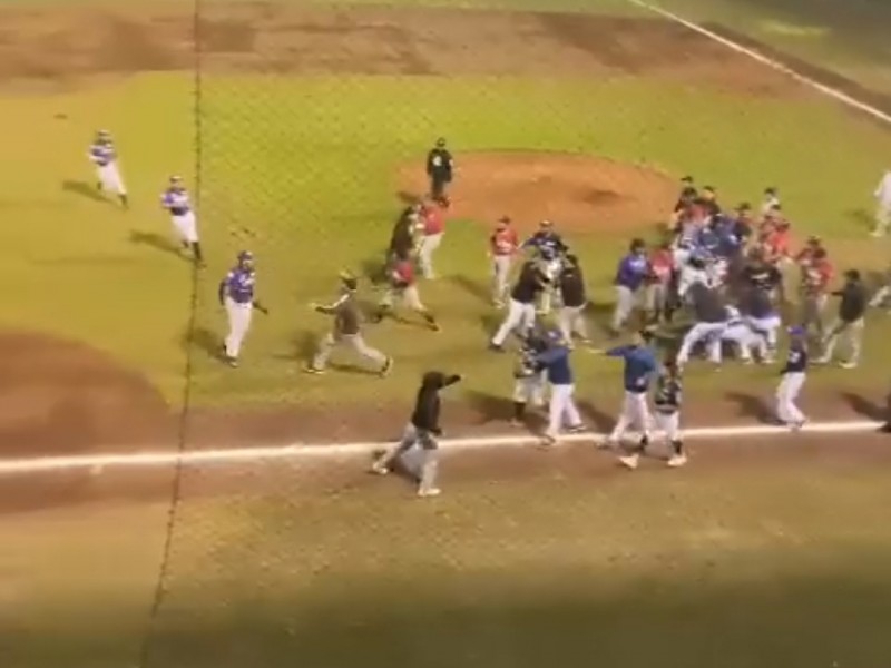 Zafarrancho entre jugadores de béisbol en estadio de la UAN