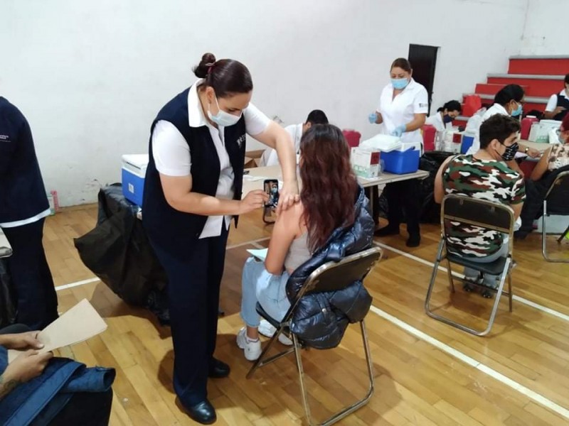 Zamoranos mayores de 18 acuden a vacunarse contra el COVID-19