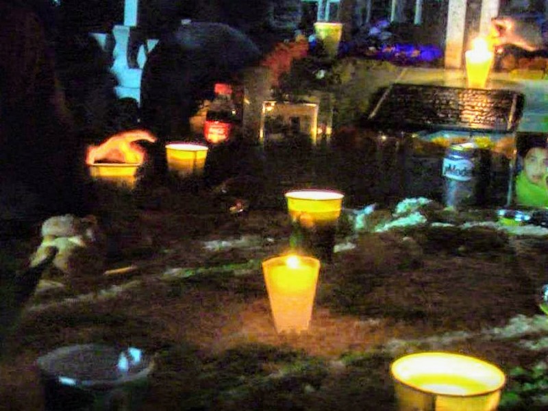 Zamoranos viven la noche de muertos en cementerios