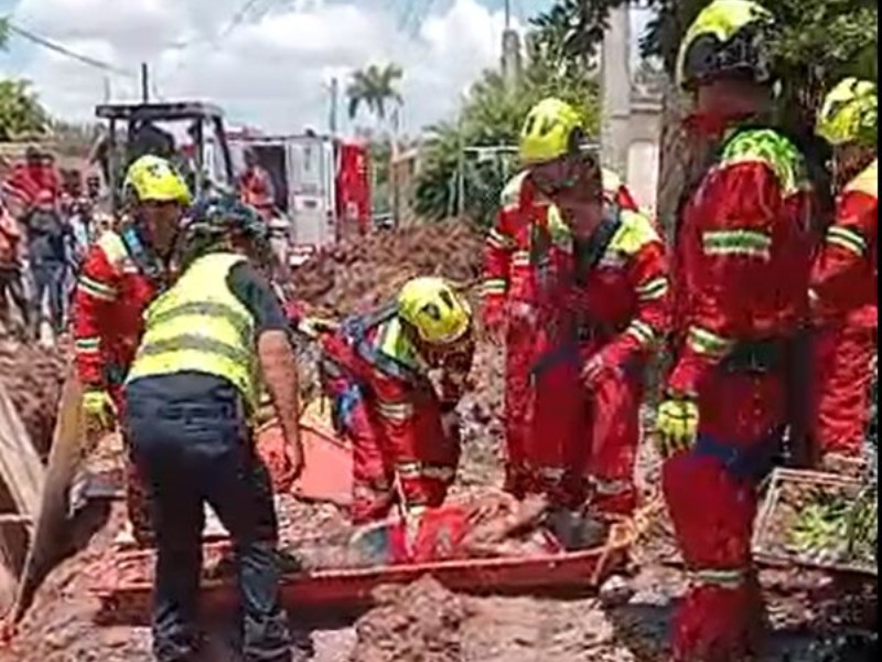 Zanja colapsa en Navojoa; bomberos salvan a joven trabajador