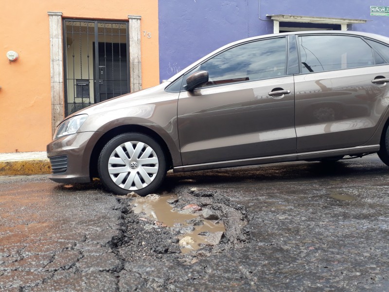 Zanja y baches causan conflicto en calle Miñon