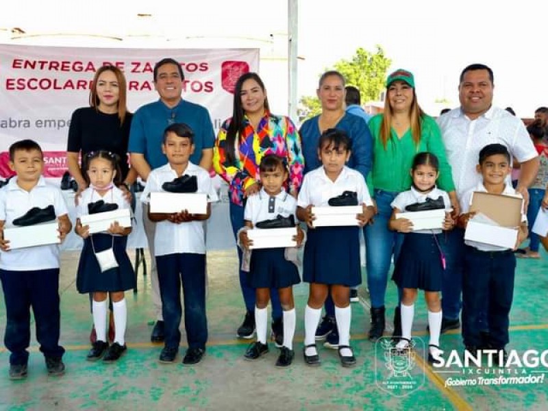 Zapatos y tablets para estudiantes en Santiago Ixcuintla