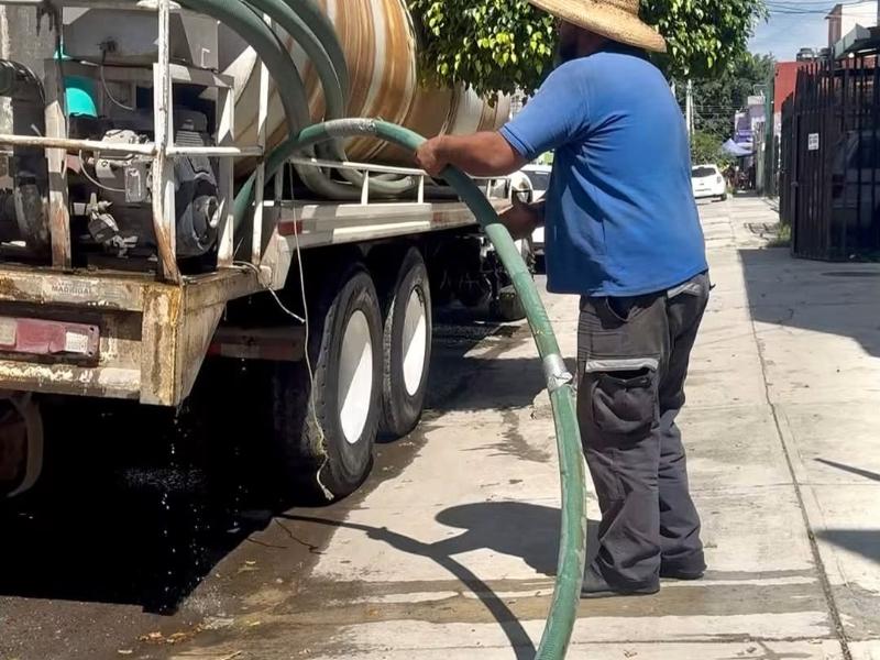 Zapopan y Guadalajara llevan pipas y cisternas a Colonia sin agua