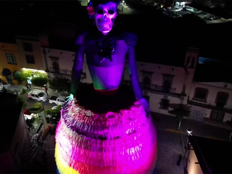 Zapotlanejo instala catrina gigante para celebrar el Día de Muertos