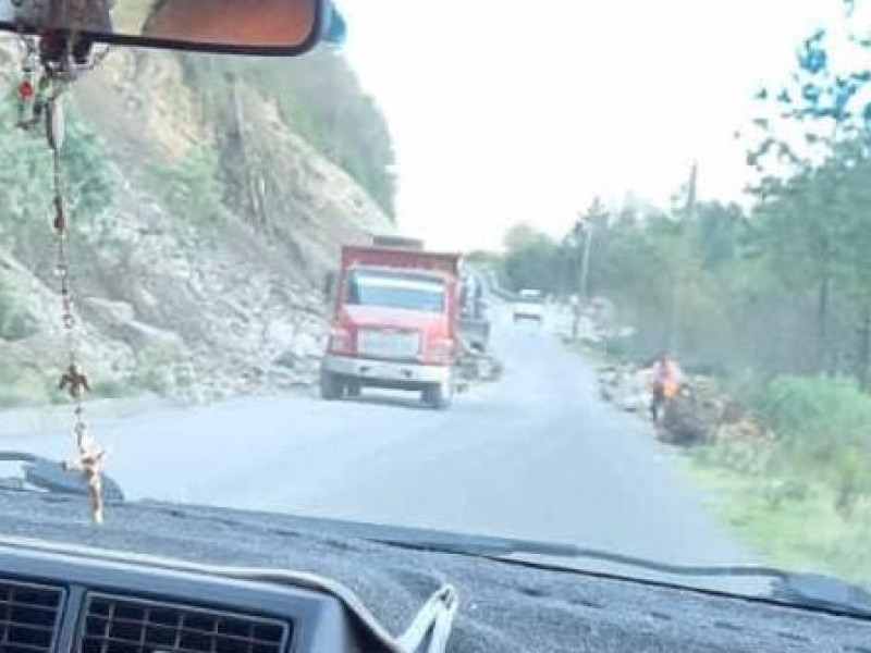 Zaqueo de piedra genera riesgo en carretera de Chichicapa: Ajalpan