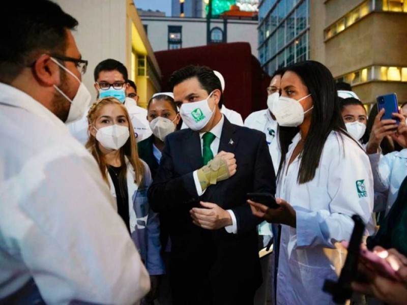 Zoé Robledo recibe a médicos condecorados del IMSS