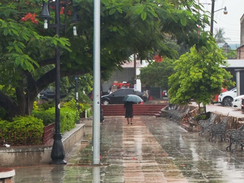 Zona de baja presión frente a costas oaxaqueñas generan lluvias