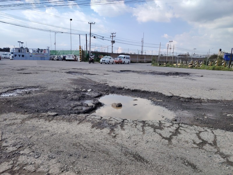 Zona industrial de Toluca destruída por hoyos llamados baches